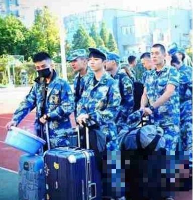 王俊凯大学军训照曝光图片 身穿迷彩服站的笔直