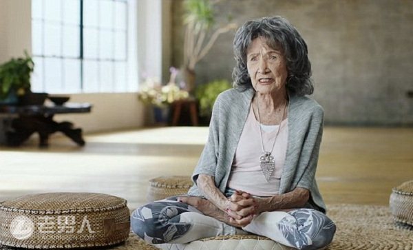 >98岁身体似少女 坚持90年瑜伽令人震惊