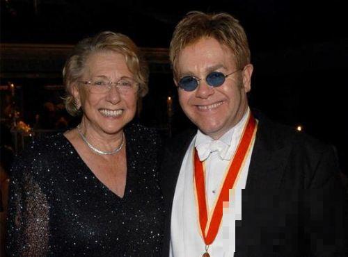 英国歌手埃尔顿约翰宣布母亲去世 曾决裂七年此前刚修复关系