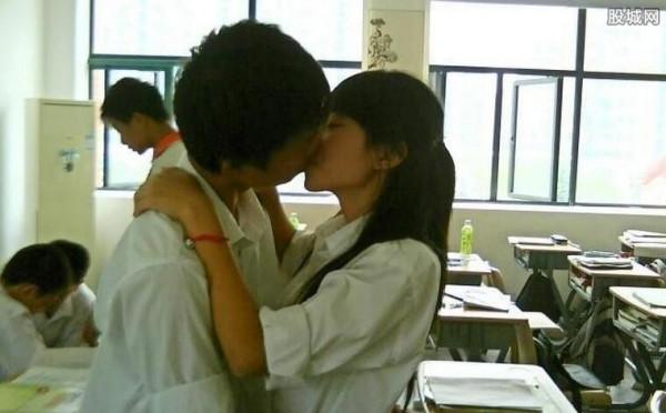 中学生激吻 学生情侣不雅照 激吻互摸十分不雅不堪入目