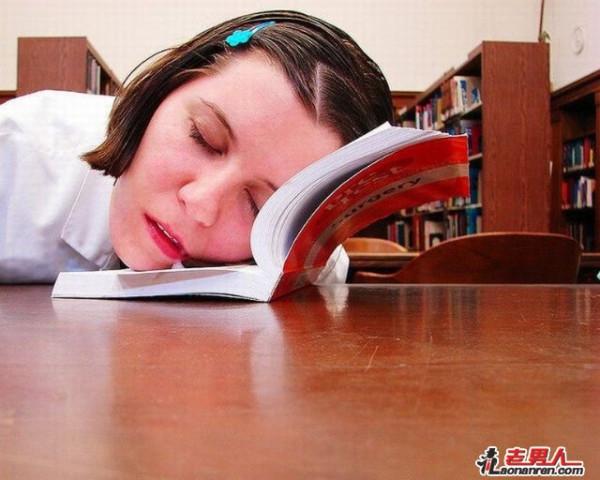 >图书馆里最给力的睡姿【图】