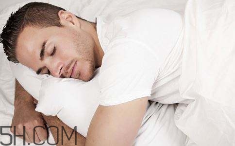 男人趴着睡对身体的危害有哪些？男人趴着睡有哪些危害？