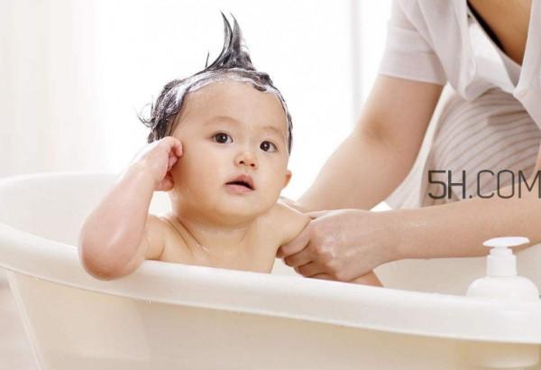 如何正确给宝宝洗澡？给宝宝洗澡水温多少度？
