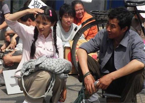 王诗槐与群众演员搭戏 《麦田里的向日葵》拍摄  鸿利耐心为群众演员搭戏
