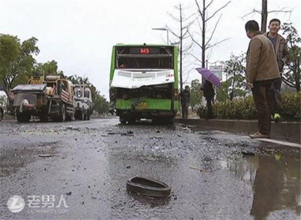 >南京公交车遭追尾 车上14人不同程度受伤