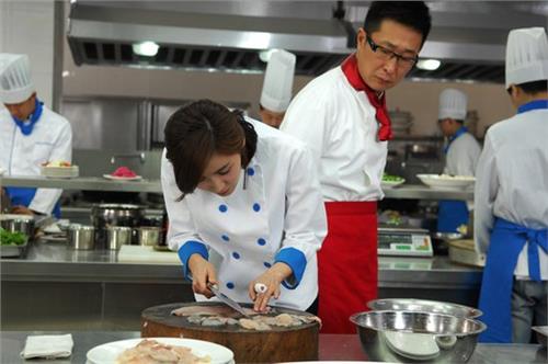 林永健厨师 林永健《林师傅在首尔》秀身材 演绎时尚厨师