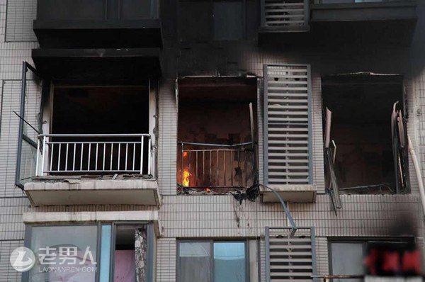 >上海小区一住户天然气发生爆燃 殃及旁边居民房