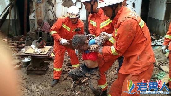 云南地震:不能采取机械作业，消防官兵们徒手刨挖营救被埋男童