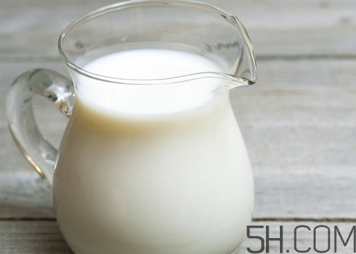 早上喝牛奶丰胸吗？早上喝牛奶会胖吗？