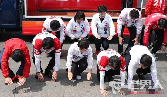 韩国选举候选人下跪求票 放下身段当街磕头拉选票