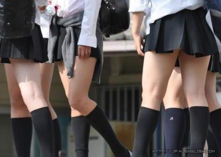 >日本女生制服短裙过短 导致色狼数目激增