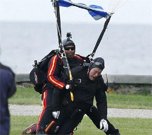 老布什年龄 美国在世最年长前总统老布什90高龄跳伞庆生