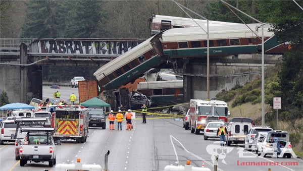 美国火车脱轨落桥致多人伤亡 特朗普发推文承认列车脱轨真相