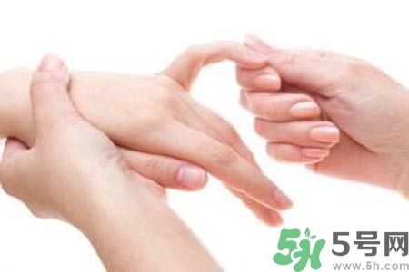 手指关节疼痛的原因是什么？手指关节痛如何治疗？