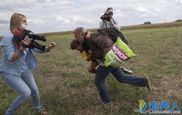 摄影记者报道中故意绊倒难民父子 遭全球斥责被开除