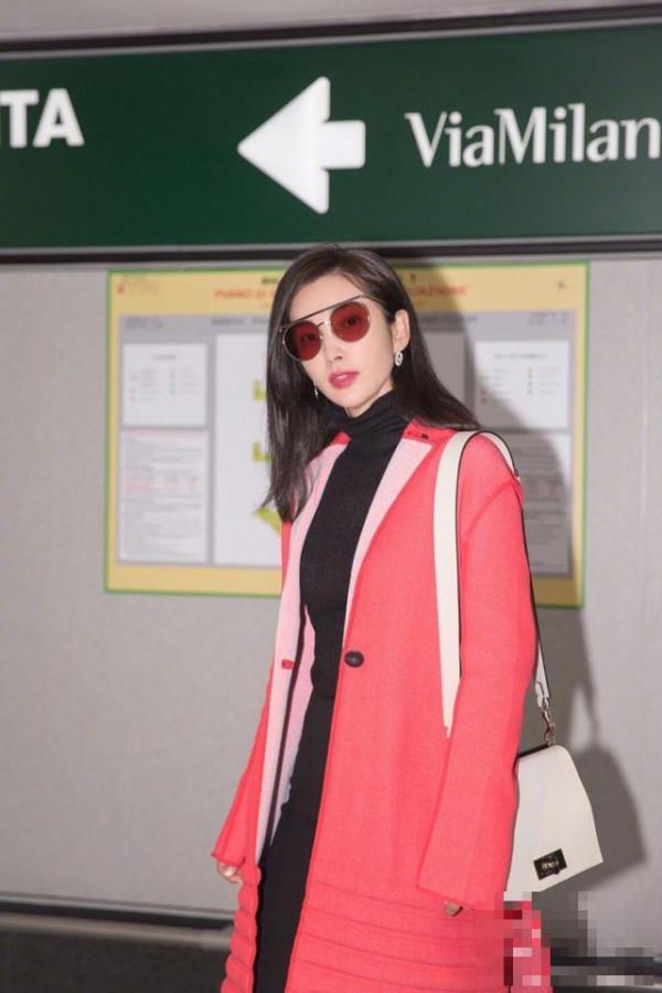 李冰冰现身米兰机场照，44岁她身穿鲜艳大衣凸显少女气质！
