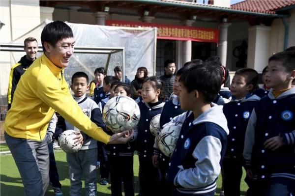 曲波退役 曲波宣布退役 未来扎根青岛深耕青训和校园足球!