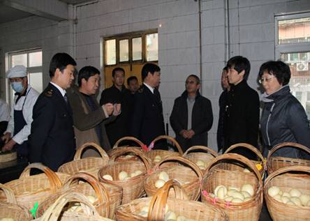 宝鸡市政府副市长刘桂芳同志查看指导市食物药品监督处理局作业