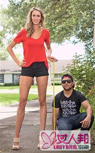 惊现美国最长腿1.24米 女模特拉长腿部锻炼方法