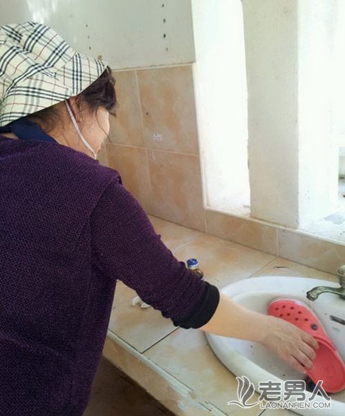 >泰媒曝中国游客在泰国卫生间洗手台洗脚
