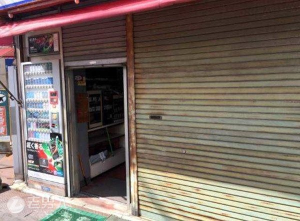 >日本一间小店几年一直半开着门 这是为什么呢