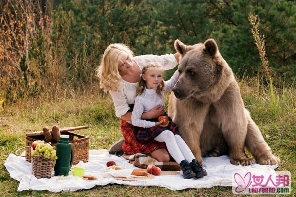 >名模萌娃与熊野餐嬉戏惊呆众人 大棕熊如动画里一般呆萌