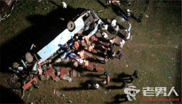 印度客车坠桥事故 车载60人已致26人丧生