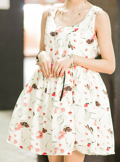 >宽松优雅连衣裙，时髦前卫的设计夏日大方光彩