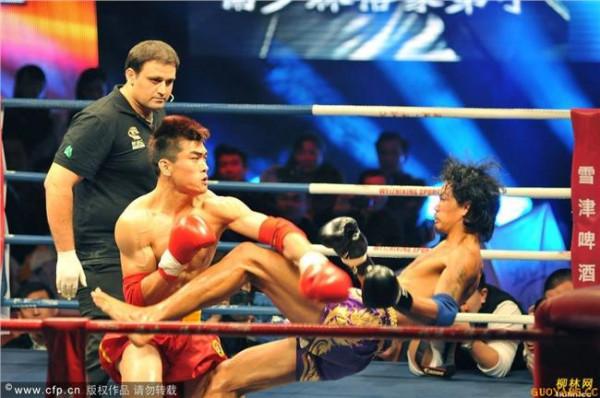 >许振光ko蓝桑坤 19岁中国小将40秒KO泰国拳王
