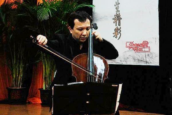 >朱亦兵大提琴 大提琴家朱亦兵率中央音乐学院大提琴乐团开启2011年高校巡演