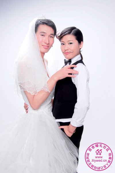 南京80后小夫妻拍反串婚纱照 “最强新娘”