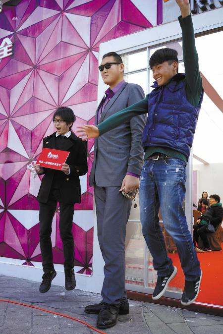 张欢身高 亚洲最高巨人张欢昨来皖 身高2 38米