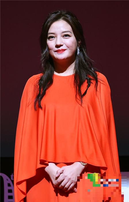 赵薇出席身穿红色长裙亮东京电影节 热情微笑贵气高雅