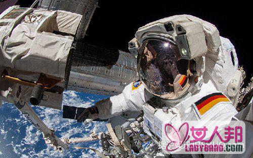 宇航员寂寞太空玩自拍：地球成最炫背景（图）