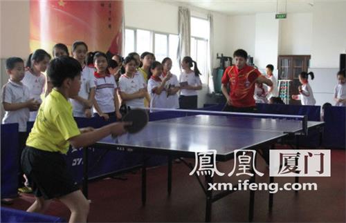 >国家乒乓球队刘吉康 国乒男队与松柏二小师生热情互动 讲述松二学子的乒乓梦