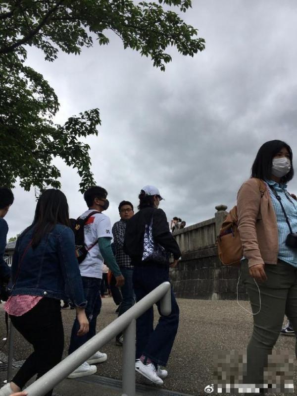 >网友在日本东京清水寺偶遇吴奇隆刘诗诗，因一行为被指责