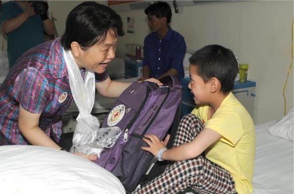 张岱梨儿子 张岱梨副省长亲切看望慰问西藏来汉先心病儿童