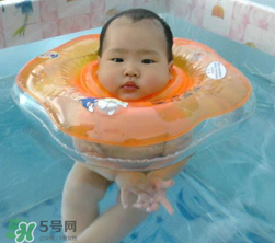 宝宝游泳多长时间合适？宝宝一次游泳游多久好？