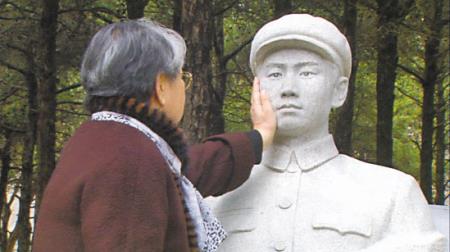 >岸英“回到”母亲身边 毛岸英塑像在杨开慧烈士陵园揭幕