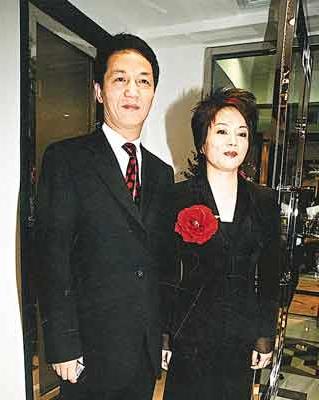 周正毅法拉利 上海首富周正毅之妻在香港被控妨碍司法公正