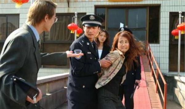 >杨刚的新疆女人 肮脏交易中不乏她们的身影——贪官背后的女人