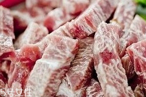 微波炉解冻肉多长时间 根据重量和冻的程度而定
