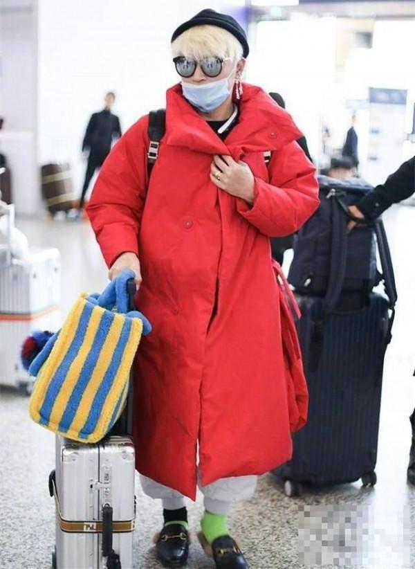 陈志朋终于不露腿了，直接穿大棉裤走机场，网友直呼：接地气！