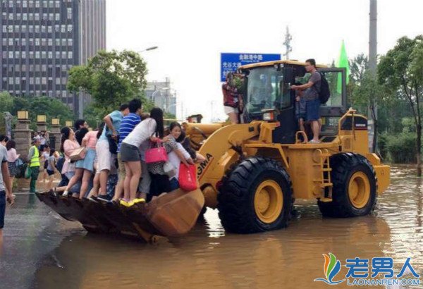 >武汉市民因台风积水乘铲车上班 10元一次生意火爆