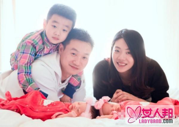 杨云晒双胞胎女儿满月照 一家五口幸福温馨 网友：妈呀，这么厉害！