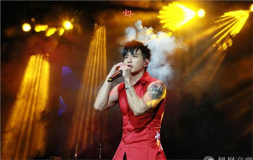杨奇煜肌肉 “摇滚小生”杨奇煜首唱会在京举行 现场俯卧撑秀肌肉