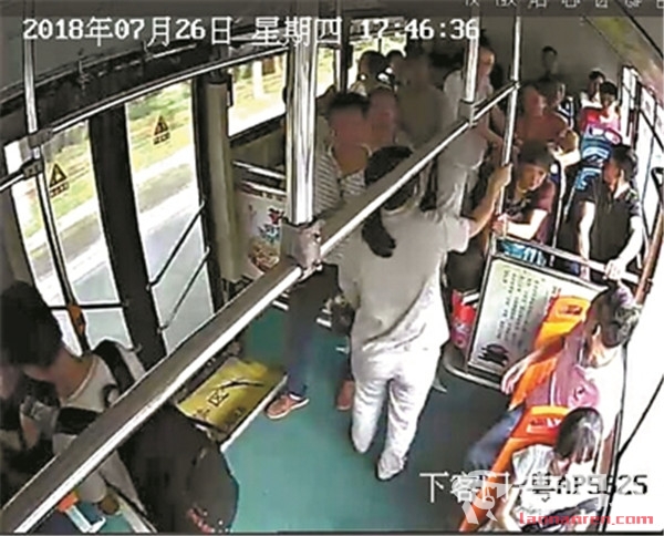 公交数十乘客30秒下车 司机紧急护送婴儿就医