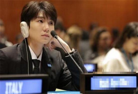 >王源出席联合国青年论坛 作为青年代表西装革履一脸严肃