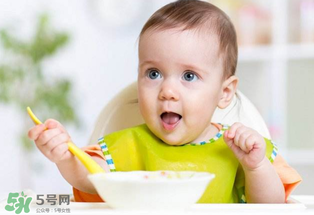 宝宝吃米粉拉绿便便怎么回事？宝宝吃米粉拉绿色要紧吗？