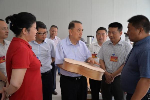 正安县委书记邓兆桃到经开区调研吉他产业发展情况